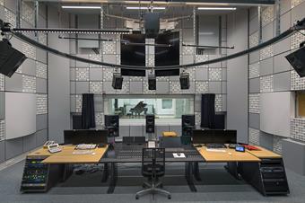 Die Hochschule Düsseldorf verfügt im Fachbereich Medien über ein hervorragend ausgestattetes Tonstudio, bestehend aus Aufnahmeraum und Tonregie. Der Bau erfolgte als Raum-in-Raum-Konstruktion und bietet höchste Schalldämmung nach außen sowie zwischen den Räumen. Der Aufnahmeraum, mit doppelter Raumhöhe und variabler Raumakustik, beinhaltet einen Konzertflügel von Schimmel mit Selbstspielmechanik, ein Drum-Set und diverse Gitarren- und Bass-Verstärker. Darüber hinaus befindet sich im Aufnahmeraum eine schallisolierte Aufnahmekabine mit Sichtverbindung für z.B. Gesangs- oder Schlagzeugaufnahmen.